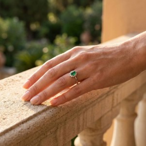 ANILLO COMPROMISO CON DIAMANTES Y ESMERALDA