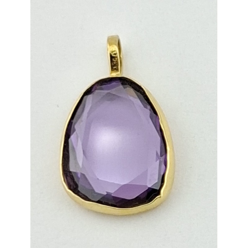 la amatista es usada en joyas como este colgante, que es capaz de expresar todas las propiedades de la amatista, como su color violeta, dureza, transparencia, brillo y estabilidad