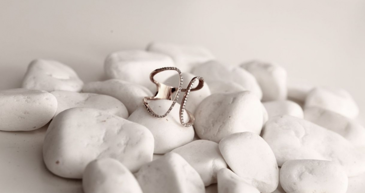 Composición del oro blanco: qué lo forma