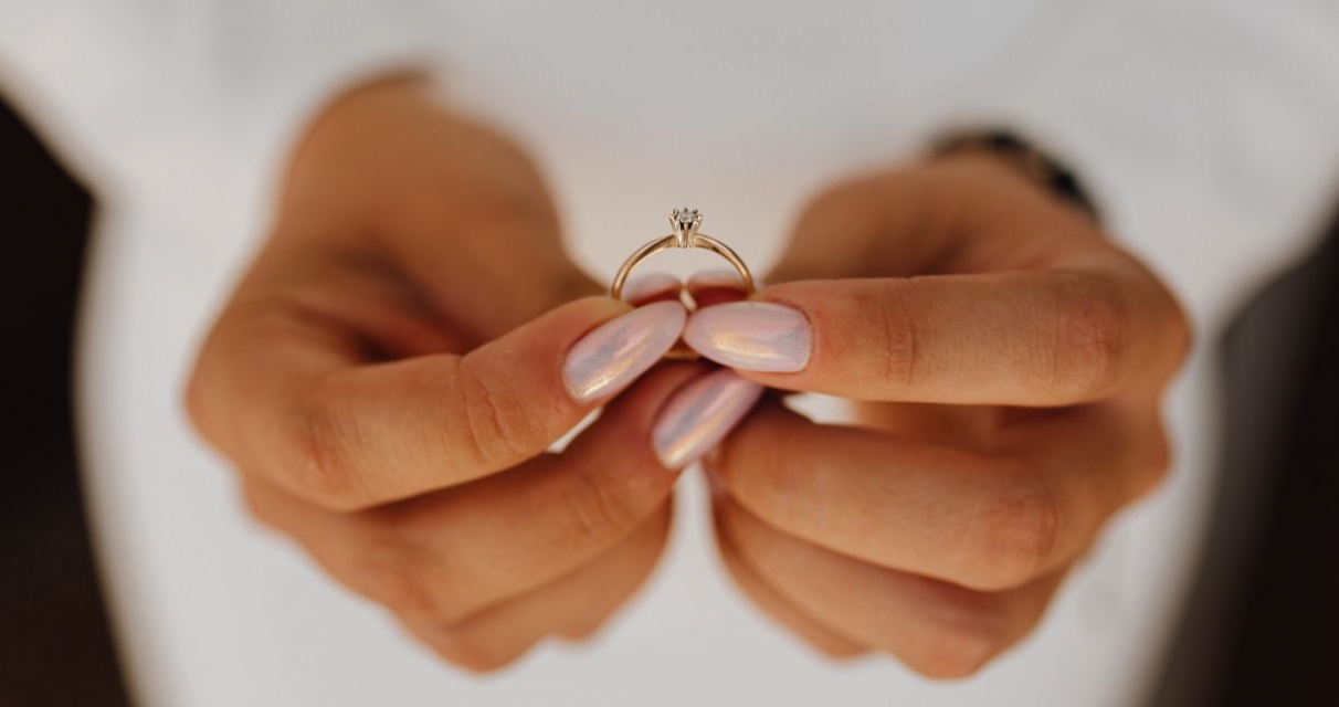 ¿Dónde se Pone el Anillo de Pedida?