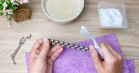 ¿Cómo Limpiar Una Cadena de Plata?