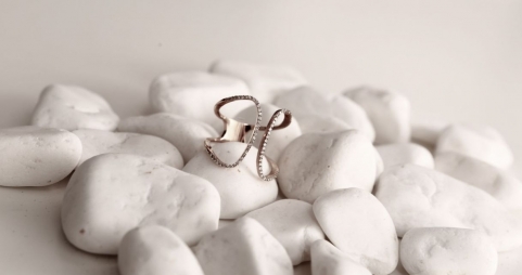 Composición del oro blanco: qué lo forma