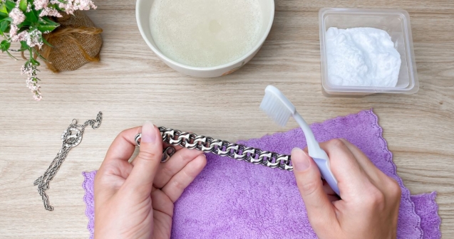 ¿Cómo Limpiar Una Cadena de Plata?