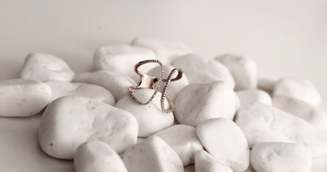 Composición del oro blanco: qué lo forma